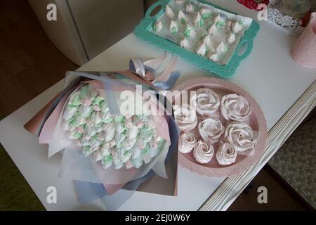 Bouquet de Zephyr. Les tulipes de guimauve sont récoltées dans un bouquet et enveloppées dans du papier. Il y a des roses zephyr sur la table. Banque D'Images