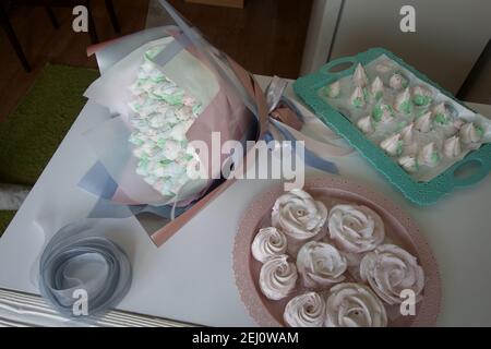 Bouquet de Zephyr. Les tulipes de guimauve sont récoltées dans un bouquet et enveloppées dans du papier. Il y a des roses zephyr sur la table. Banque D'Images