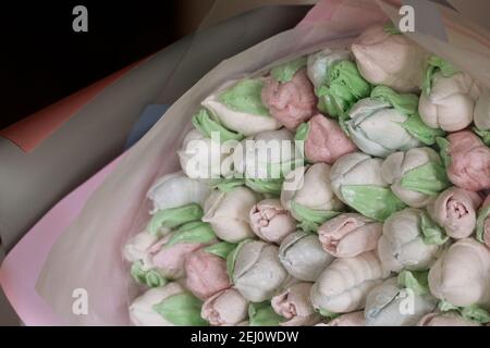 Bouquet de Zephyr. Les tulipes de guimauve sont récoltées dans un bouquet et enveloppées dans du papier. Banque D'Images