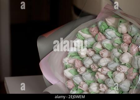 Bouquet de Zephyr. Les tulipes de guimauve sont récoltées dans un bouquet et enveloppées dans du papier. Banque D'Images