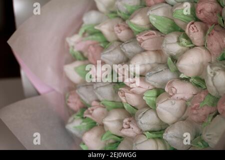 Bouquet de Zephyr. Les tulipes de guimauve sont récoltées dans un bouquet et enveloppées dans du papier. Banque D'Images