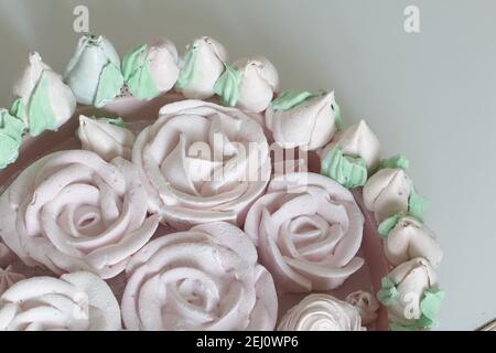 Bouquet de Zephyr. Les tulipes de guimauve sont récoltées dans un bouquet et enveloppées dans du papier. Il y a des roses zephyr sur la table. Banque D'Images