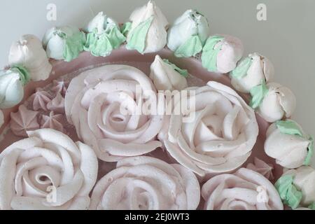 Bouquet de Zephyr. Les tulipes de guimauve sont récoltées dans un bouquet et enveloppées dans du papier. Il y a des roses zephyr sur la table. Banque D'Images