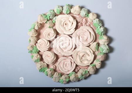 Bouquet de Zephyr. Les tulipes de guimauve sont récoltées dans un bouquet et enveloppées dans du papier. Il y a des roses zephyr sur la table. Banque D'Images