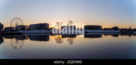 Cracovie, Pologne - 31 janvier 2021 : vue panoramique du paysage urbain de Cracovie, de la grande roue et de l'architecture polonaise à côté de la Vistule pendant le coucher du soleil à Win Banque D'Images