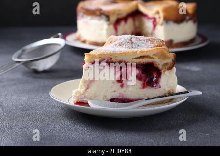 Karpatka aux cerises, tarte traditionnelle à la crème polonaise sur fond sombre. Gros plan Banque D'Images