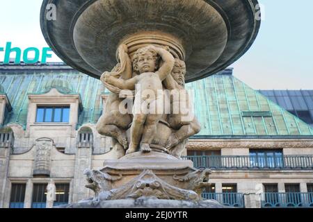 Le néo-baroque Corneliusbrunnen à Corneliusplatz, érigé en 1882 par le sculpteur Leo Müsch, devant le grand magasin Kaufhof. Banque D'Images