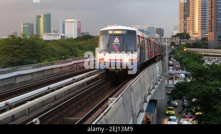 BANGKOK, THAÏLANDE - 10 JUILLET 2019 : vue sur la ville asiatique moderne depuis la plate-forme bts SKY train. Train sur la station de métro. Transports en commun en K Banque D'Images