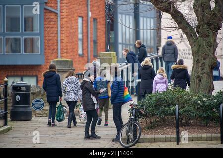 Windsor, Berkshire, Royaume-Uni. 19 février 2021. Les gens traversent le pont de Windsor. Windsor a été beaucoup plus calme que d'habitude pour un demi-mandat d'école, car beaucoup de gens suivent les conseils du gouvernement et restent à la maison pendant le confinement national du coronavirus Covid-19. Le lundi 22 février 2021, le Premier ministre Boris Johnson doit établir une feuille de route sur la façon dont l'Angleterre se mettra hors de ses fonctions. Crédit : Maureen McLean/Alay Banque D'Images