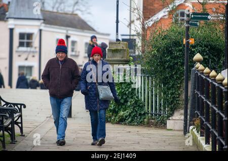 Windsor, Berkshire, Royaume-Uni. 19 février 2021. Les gens traversent le pont de Windsor. Windsor a été beaucoup plus calme que d'habitude pour un demi-mandat d'école, car beaucoup de gens suivent les conseils du gouvernement et restent à la maison pendant le confinement national du coronavirus Covid-19. Le lundi 22 février 2021, le Premier ministre Boris Johnson doit établir une feuille de route sur la façon dont l'Angleterre se mettra hors de ses fonctions. Crédit : Maureen McLean/Alay Banque D'Images