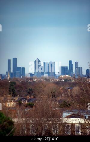 Londres, Royaume-Uni - 20 février 2021 : vue sur le gratte-ciel de la ville et les gratte-ciel de Londres depuis Norwood Park Banque D'Images
