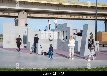 Kazan, Russie-26 septembre 2020 : adultes et enfants s'entraînent dans le nouveau parc de jeux situé dans le parc de la ville Banque D'Images