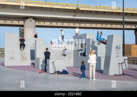 Kazan, Russie-26 septembre 2020 : adultes et enfants s'entraînent dans le nouveau parc de jeux situé dans le parc de la ville Banque D'Images