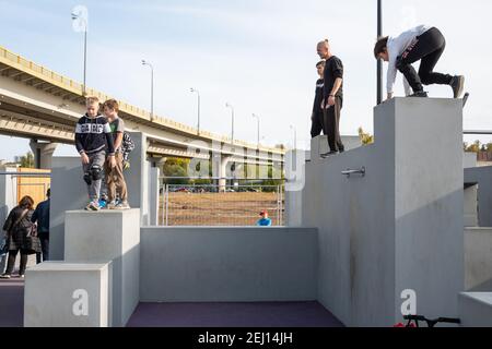 Kazan, Russie-26 septembre 2020 : adultes et enfants s'entraînent dans le nouveau parc de jeux situé dans le parc de la ville Banque D'Images