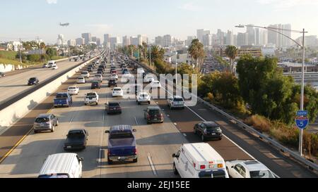 SAN DIEGO, CALIFORNIE, États-Unis - 15 JANVIER 2020 : autoroute interurbaine très fréquentée, embouteillage sur l'autoroute pendant les heures de pointe. Horizon urbain, gratte-ciel et landi Banque D'Images