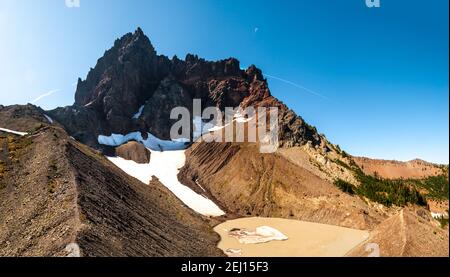 Le croissant de lune s'amenuise au-dessus du Three Finger Jack de l'Oregon avec un petit lac glaciéal dans le cirque au-dessous du sommet. Banque D'Images