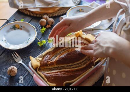 Baker Woman est la décoration de la tarte à la banane par branche de printemps. Banque D'Images