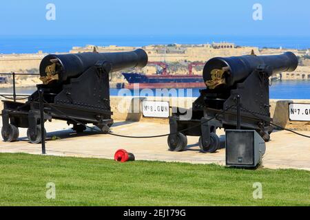 Deux canons SBBL 32-Pounder à la batterie de salut des Jardins supérieurs de Barrakka à la Valette, Malte Banque D'Images