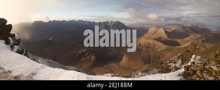 Vue imprenable sur la crête de Skye Cuillin depuis le sommet de Bla Bheinn, novembre 2019, île de Skye, Écosse, Royaume-Uni, Europe Banque D'Images