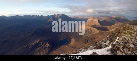 Vue imprenable sur la crête de Skye Cuillin depuis le sommet de Bla Bheinn, novembre 2019, île de Skye, Écosse, Royaume-Uni, Europe Banque D'Images