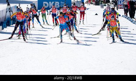 Pokljuka, Slovénie. 20 février 2021. Biathlon : coupe du monde/Championnat du monde, relais 4 x 6 km, femmes. Les biathlètes commencent la course. Credit: Sven Hoppe/dpa/Alay Live News Banque D'Images