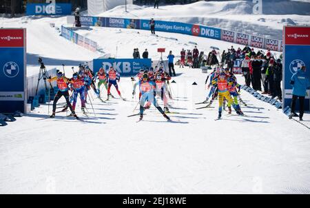 Pokljuka, Slovénie. 20 février 2021. Biathlon : coupe du monde/Championnat du monde, relais 4 x 6 km, femmes. Les biathlètes commencent la course. Credit: Sven Hoppe/dpa/Alay Live News Banque D'Images