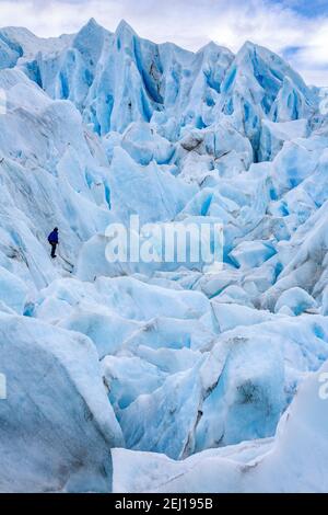 Trekking sur le glacier Perito Moreno dans le parc national de Los Glaciares dans la province de Santa Cruz en Patagonie dans le sud de l'Argentine. Banque D'Images