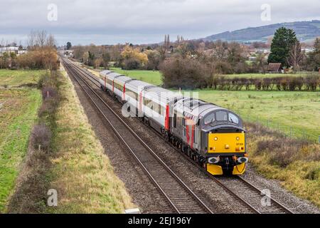 Le groupe des opérations ferroviaires 37510 est sous la direction de Claydon près d'Ashchurch avec Un râteau d'anciens entraîneurs de l'Anglia MK3 de long Stockage Marston à Cardiff Banque D'Images