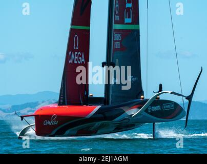 Auckland, Nouvelle-Zélande, le 20 février 2021 - Emirates Tean le te Rehutia, de Nouvelle-Zélande (ETNZ), spicked par Peter Burling, pratique dans le port de Waitemata à Auckland. Le gagnant de la finale de la coupe Prada, actuellement en course à Auckland entre Luna Rossa Prada Pirelli et l'équipe INEOS du Royaume-Uni, va rencontrer ETNZ lors de la 36e finale de la coupe de l'Amérique qui débutera le 6 mars 2021. Crédit : Rob Taggart/Alay Live News Banque D'Images