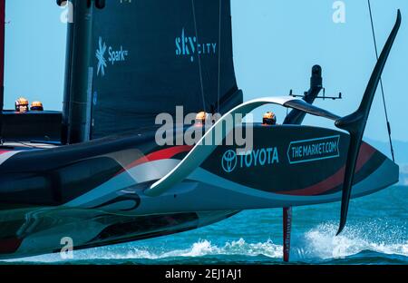 Auckland, Nouvelle-Zélande, le 20 février 2021 - Emirates Tean le te Rehutia, de Nouvelle-Zélande (ETNZ), spicked par Peter Burling, pratique dans le port de Waitemata à Auckland. Le gagnant de la finale de la coupe Prada, actuellement en course à Auckland entre Luna Rossa Prada Pirelli et l'équipe INEOS du Royaume-Uni, va rencontrer ETNZ lors de la 36e finale de la coupe de l'Amérique qui débutera le 6 mars 2021. Crédit : Rob Taggart/Alay Live News Banque D'Images