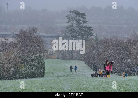 Les gens qui profitent de fortes chutes de neige dans le parc de Ballinteer, Kingston Dublin, Irlande pendant le confinement du coronavirus. Hiver irlandais inhabituel 2021 Banque D'Images