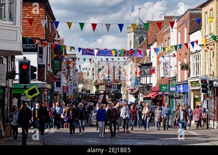 Salisbury, Wiltshire, Royaume-Uni - Mai 13 2017: The High Street à Salisbury, Wiltshire, Angleterre, Royaume-Uni, très occupé avec les acheteurs et les touristes Banque D'Images