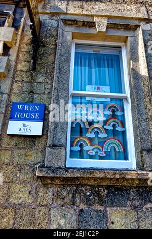 Warminster, Wiltshire, Royaume-Uni -Mai 4 2020: Photos de Rainbows of Hope dans la fenêtre de Wren House Care Home à Warminster, Angleterre, pendant la pandémie Covid 19 Banque D'Images