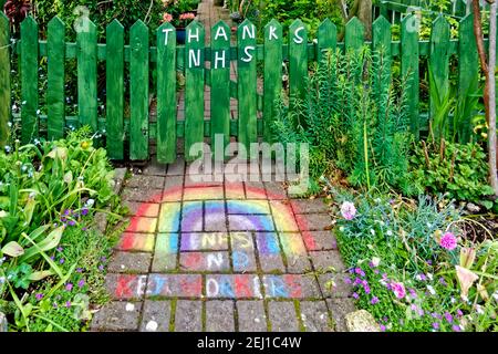 Warminster, Wiltshire Royaume-Uni - Mai 5 2020: A Merci NHS et les principaux travailleurs Rainbow of Hope sur un chemin de jardin et la porte d'une maison Banque D'Images