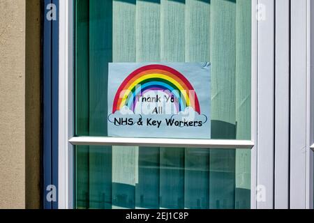 Warminster, Wiltshire UK - avril 22 2020: A Merci NHS tous les travailleurs clés Rainbow of Hope signer une fenêtre Banque D'Images