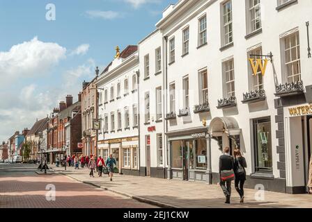 Boutiques de Chichester High Street, West Sussex, Angleterre, Royaume-Uni Banque D'Images