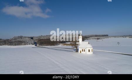 Image de drone d'une chapelle en hiver dans le district de Fürstenfeldbruck, Bavière, Allemagne, Europe Banque D'Images