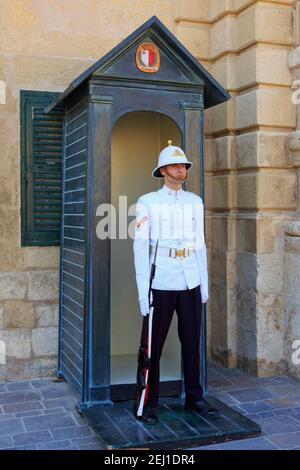 Une sentinelle de garde à l'entrée du palais présidentiel à La Valette, Malte Banque D'Images