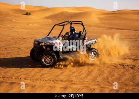 Promenade en voiture et en buggy, quad dans les dunes de sable du désert de la ville d'Al Awir, sports motorisés extrêmes Banque D'Images