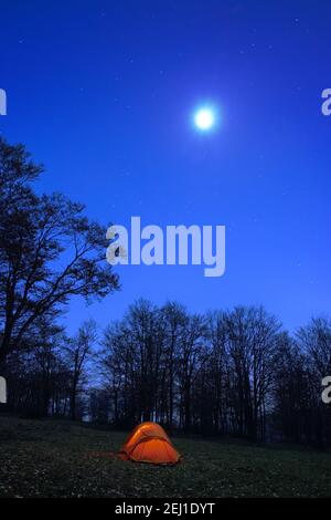 Tente d'éclairage et pleine lune dans le parc Nebrodi, Sicile Banque D'Images