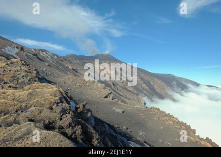 roche et cendre volcanique de la pente du Mont Montagnola et du cratère actif Sud-est du volcan Etna, Sicile Banque D'Images