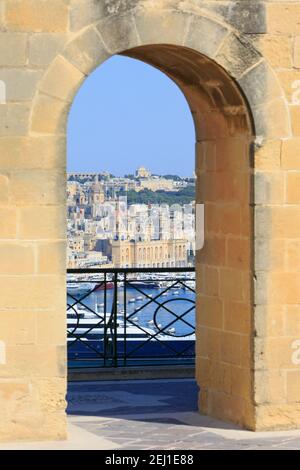 Vue panoramique depuis les jardins de la haute-Barrakka à Valleta, Malte Banque D'Images
