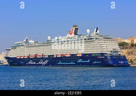 Le navire de croisière Mein Schiff 3 opéré par TUI au port de croisière de la Valette, à Malte, le beau matin d'été Banque D'Images