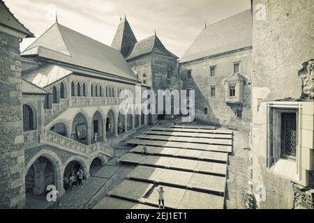 HUNEDOARA, ROUMANIE - 13 AOÛT 2015 : cour intérieure du château médiéval de Corvin à Hunedoara, l'un des plus grands châteaux d'Europe Banque D'Images