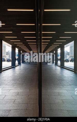 Wroclaw février 8 2020 long tunnel avec des lampes à rayures à plafond réfléchi dans la fenêtre Banque D'Images