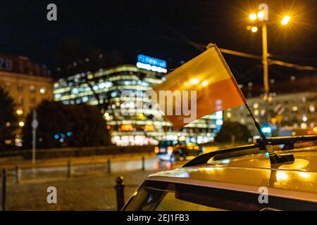 Wroclaw février 10 2020 petit drapeau polonais accroché à la voiture antenne Banque D'Images