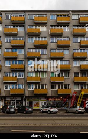 Wroclaw février 12 2020 façade d'un grand bloc d'appartements avec balcons orange Banque D'Images