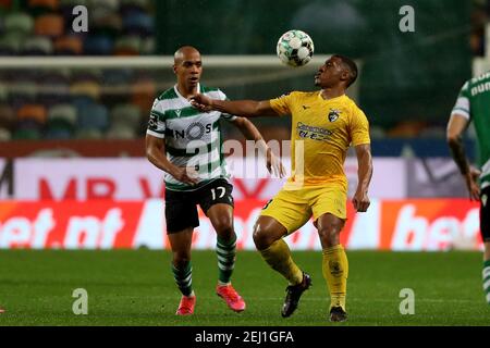 Lisbonne, Portugal. 20 février 2021. Bruno Reis de Portimonense SC (R ) vies avec Joao Mario de Sporting CP lors du match de football de la Ligue portugaise entre Sporting CP et Portimonense SC au stade Jose Alvalade à Lisbonne, Portugal, le 20 février 2021. Crédit : Pedro Fiuza/ZUMA Wire/Alay Live News Banque D'Images