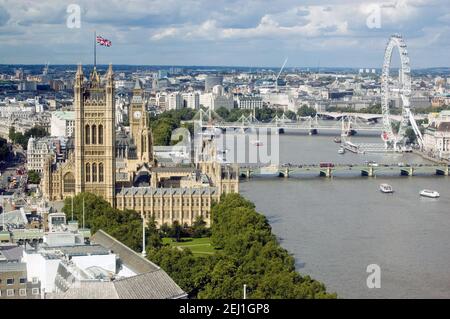 Vue aérienne de la Tamise à Westminster avec le Parlement sur la droite et les ponts de Westminster, Hungerford et Wat Banque D'Images