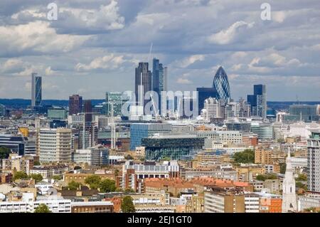 Vue depuis un grand bâtiment dans le sud de Londres, en direction du quartier financier de la ville. Banque D'Images